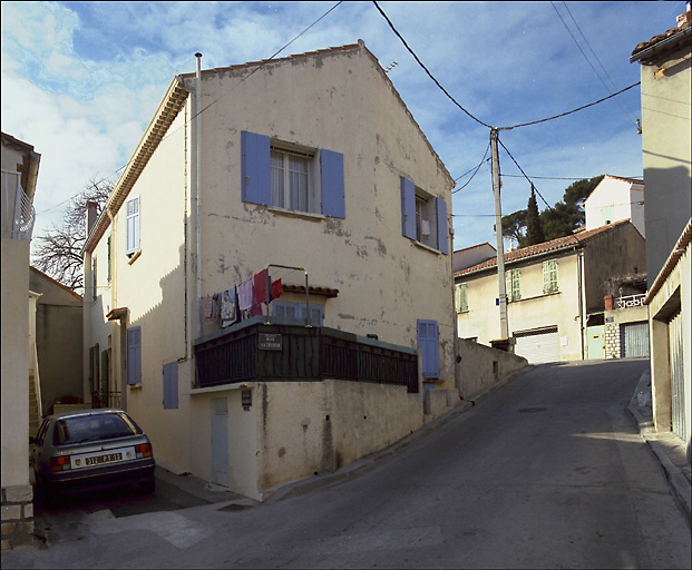 Fig. 07 - Maison, angle de la Rue de la Convention et de l'impasse Maunier (parcelles L 10-11). Vue générale du pignon. Sur cet emplacement, deux maisons construites en 1844 pour Jean-Baptiste Maunier, augmentées en 1881, partiellement démolies et reconstruites en 1903.