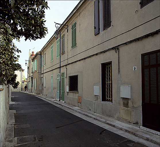 Fig. 38 - Maisons en série, 3-9 rue Mallot (parcelles L 31 à 34), construites en 1925 pour Eugène Ferrier. Vue générale de biais, prise en direction de la rue de la Convention.
