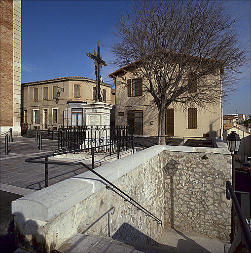 Vue générale prise de l'ouest en direction de l'impasse de l'Epargne. Au premier plan l'escalier reliant la place à la montée du Cercle, construit en 1864.