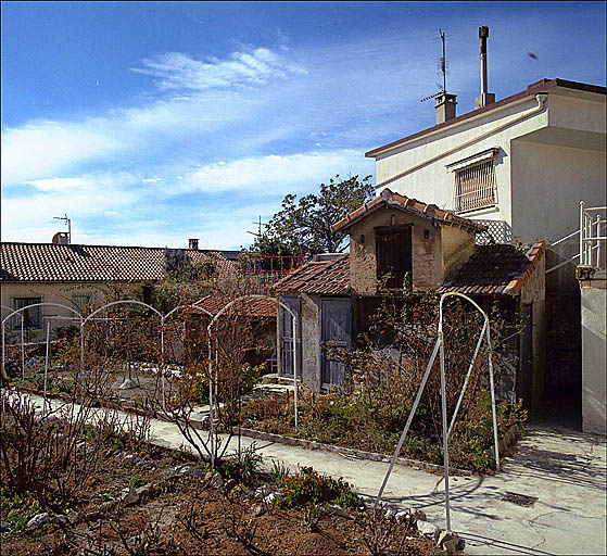 Fig. 09 - Maison, impasse Maunier (parcelle L 11). Vue générale du jardin et du pigeonnier.