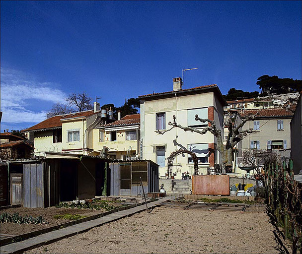 Fig. 10 - Maison, 19 rue de la Convention, impasse Maunier (parcelle L 12). Maison construite en 1964. Vue générale depuis le jardin.