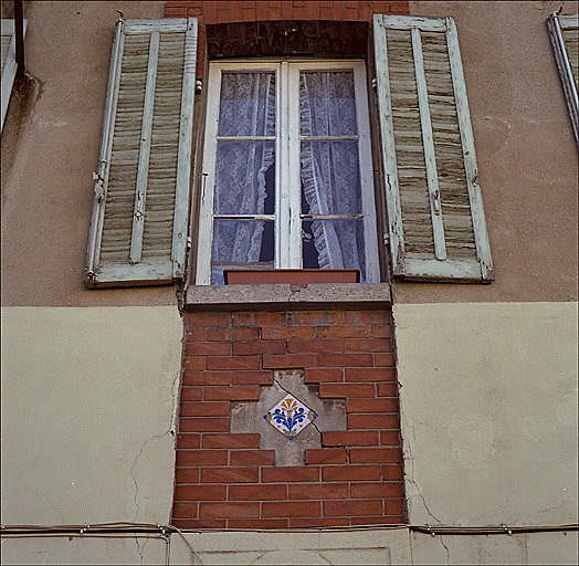 Immeuble, 120 boulevard Roger-Chieusse (parcelle K217). Immeuble construit entre 1891 et 1910 sur l'emplacement d'une tuilerie. Détail de la façade : allège en brique à décor de céramique.