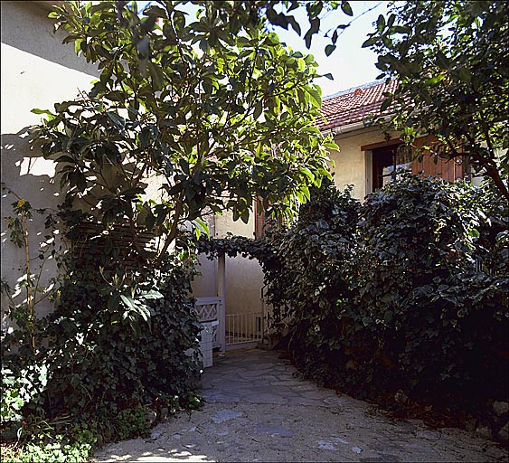 Fig. 29 - Maison, route de la Nerthe (parcelle L 213), vraisemblablement construite entre 1891 et 1910. Vue du jardin.