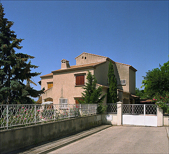 Fig. 66 - Maison du lotissement Les Ombrées, 1973. Vue générale de la maison parcelle H 218. La volumétrie comportant de nombreux décrochements est stylistiquement une marque du style néo-provencal.