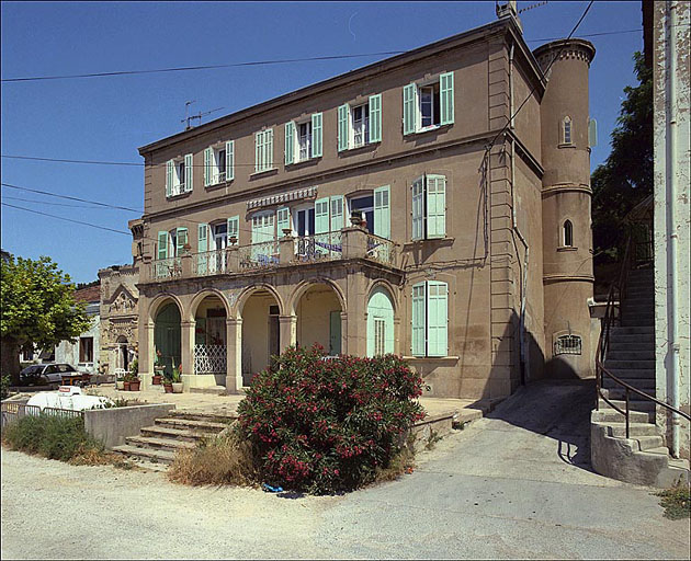 Vue générale de la façade. A gauche, l'ancienne chapelle à décor de rocaille.