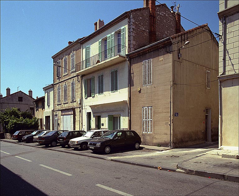 Les deux immeubles 44, 46 rue Le-Pelletier (parcelles Estaque H 39, 40) au centre de l'îlot ont été construit vers 1900. Tous deux comptent trois fenêtres et trois niveaux. L'un et l'autre sont flanqués de maison à deux niveaux. L'ensemble est situé à l'emplacement d'une tuilerie et aire de stockage.