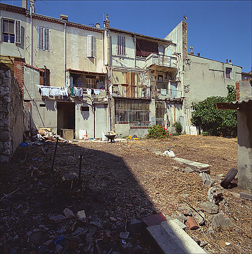 Immeuble 69 rue Le-Pelletier, (parcelle H 163), construit en 1876 pour Louis Poussin, garde-barrière. Vue genérale de l'élévation arrière donnant sur la traverse Puget.
