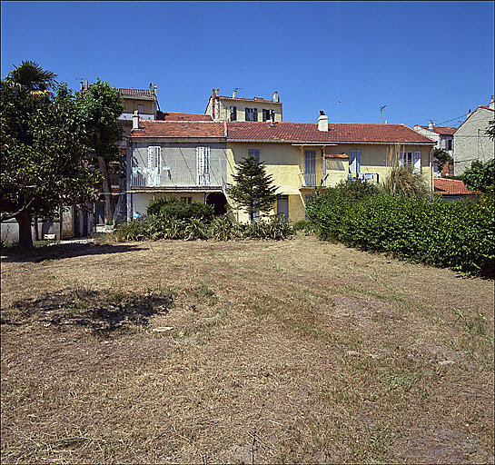 Immeuble à logements, 6-12 traverse Puget (parcelles H185 à 188), construit entre 1882 et 1912 pour Louis Fouque, épicier, sur l'emplacement d'une tuilerie existante en 1819 et démolie entre 1882 et 1912. Vue d'ensemble des façades.