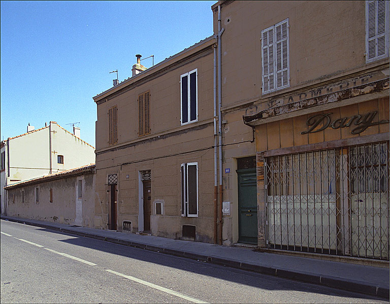 Fig. 32 - Maison, 83 rue Le-Pelletier (parcelle H 169), construite en 1882 pour Louis Sylvestre Sacoman, charretier, mitoyenne de l'immeuble-gendarmerie qu'il fait également construire. Vue générale de la façade, qui compte deux portes au premier niveau et trois fenêtres au second.
