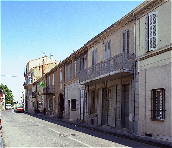 Fig. 36 - Maison jumelée, 69 rue Le-Pelletier parcelle H 163, construite en 1876 pour Louis Urbain Poussin, garde-barrière à l'Estaque. Vue générale de la façade et du balcon.