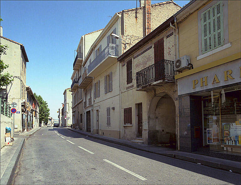 Vue en enfilade prise en direction de la gare, depuis le carrefour de l'impasse Icard.