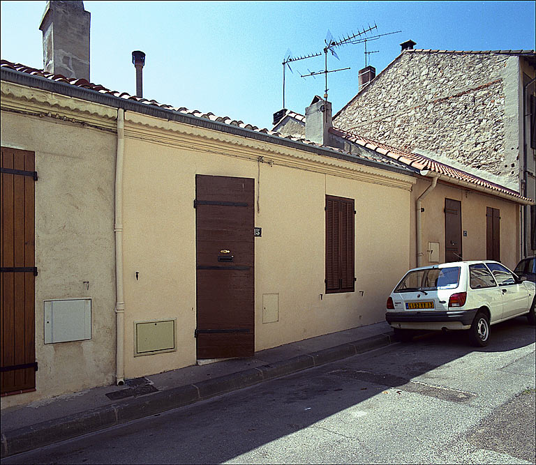 Fig. 25 - Petites maisons, 15, 17 rue de la Régie (parcelle H 25, 24), construites en 1900 pour Valérian Martin, tuilier. Vue générale des façades à un seul niveau, percées d'une porte et d'une fenêtre.