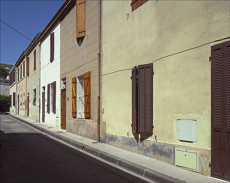 Fig. 26 - Maisons en série, 12, 14 impasse de la Régie (parcelles H 194), construites en 1901. Vue générale de la facade qui compte deux niveaux, une porte et une fenêtre au premier niveau, une seule baie au second.