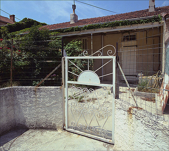 Vue du portail, du jardin et de la façade de la maison de la parcelle 45.