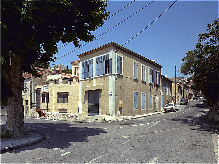 Angle de la montée Antoine-Castejon et de la rue Marcel-Redelsperger. Vue prise du sud. La maison d'angle (parcelle D 73) a été construite pour un commerçant vers 1930.