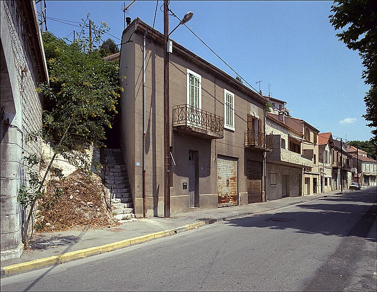 Rue Marcel-Redelsperger. Vue prise de l'ouest, au niveau du viaduc.