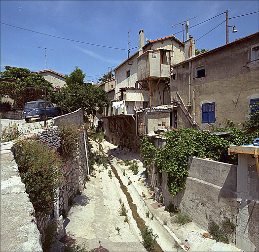 Vue en enfilade des élévations arrière de l'îlot donnant sur le ruisseau des Riaux, entre courée Arnaud et montée Antoine-Castejon.