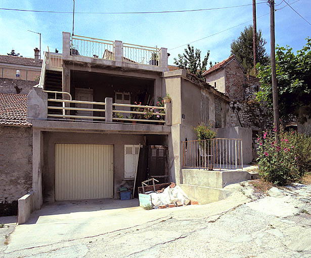 Vue générale des maisons 11 et 13, cours Arnaud.