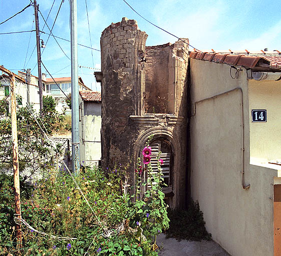 Maison, parcelle D 118 : vue générale de la fabrique en tourelle accolée à la maison.