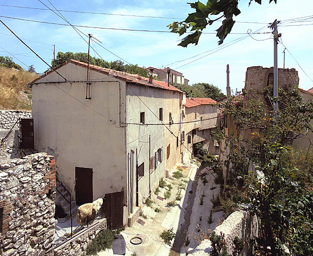 Arrière des maisons entre la montée Antoine-Castejon, partie basse et le ruisseau canalisé des Riaux. A droite le mur de soutènement fermant la courée Arnaud et le sommet de la fabrique en tourelle.