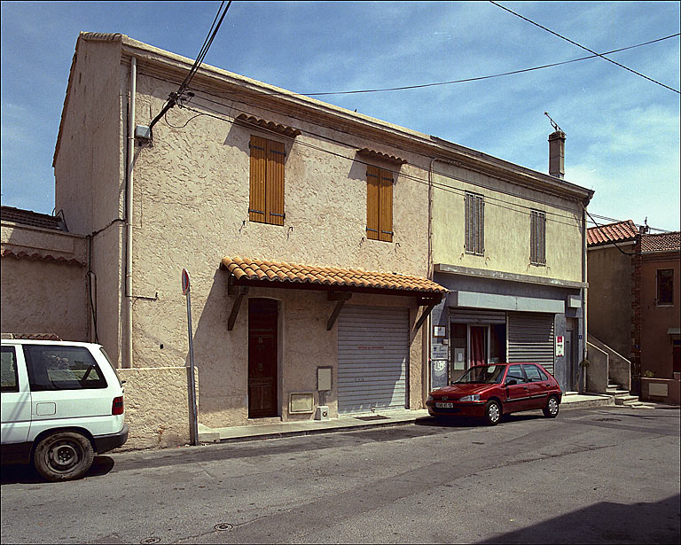 Fig. 31 - Maisons jumelles, 3 rue Etienne-Collombel (parcelle Riaux D 65), construites en 1899 pour un employé et un contremaître. Vue d'ensemble.