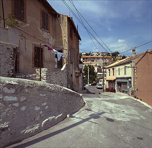 Rue Etienne-Collombel. Vue prise depuis la montée du Berceau-de-Pierre-Puget vers le nord. Au fond, la Cité Dogliani.