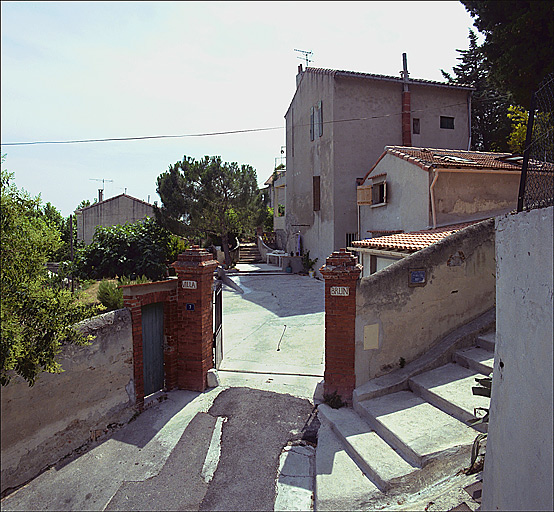 Fig. 60 - Maison, dite Villa Brun, montée du Berceau-de-Pierre-Puget (Riaux D 43), construite en 1931 pour Jean Bruno. Vue d'ensemble, maison, cour, jardin et portail depuis la voie.