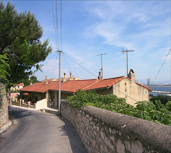 Fig. 68 - Ensemble de maisons, 5 montée des Usines (Riaux D 40), construites par Bini Gadini, tailleur de pierre, à partir de 1869, dans un terrain qui descend jusqu'au chemin du littoral.
