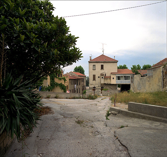 Maison (Riaux D 73) construite en 1926 ou 1932. Vue de l'élévation postérieure depuis le haut de la montée Antoine-Castejon.
