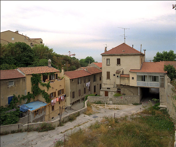 Fig. 69 - A gauche, au-delà du ruisseau, immeubles et maisons de l'ensemble Ausinelli-Periole, construits entre 1902 et 1914, au fond, en face maison couverte d'un toit en pavillon, construite en vers 1930.