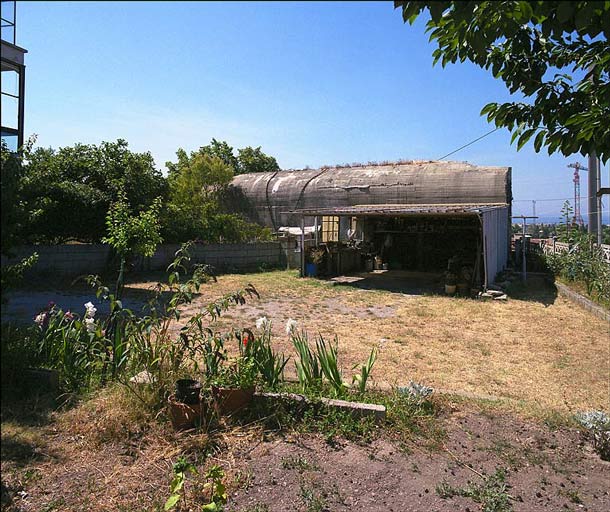 Maison, 2 traverse du Cerisier. Vue du blockhaus réutilisé en remise.