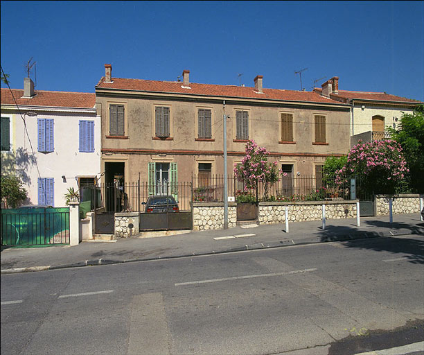 Vue d'ensemble prise de la rue. ; Fig. 34 - Maisons en série, 90-96 boulevard Fenouil (parcelles I 185 à 188), construites en 1908 pour J.B. Blanc. Vue d'ensemble des clôtures, jardins et façades.