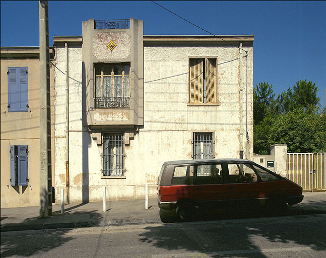 Fig. 02 - Partie nord du lotissement, exemple de maison de ville à façade alignée sur rue et jardin derrière : parcelle I 81, 62 boulevard Fenouil. Maison construite en 1932 pour Ernest Roubaud, vue générale de la façade.