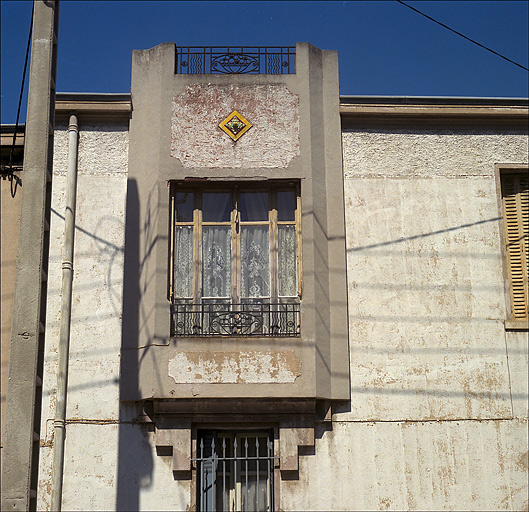 Fig. 03 - Partie nord du lotissement, exemple de maison de ville à façade alignée sur rue et jardin derrière : parcelle I 81, 62 boulevard Fenouil. Maison construite en 1932 pour Ernest Roubaud, détail de la façade : logette du premier étage.