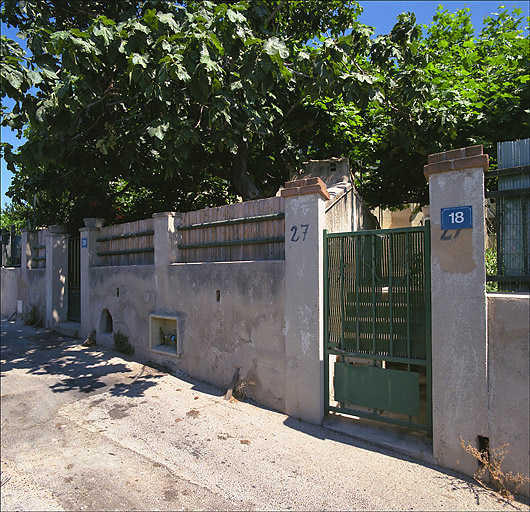 Fig. 14 - Maisons en série, traverse de la Sacomane (parcelles I 40 à 42), construites en 1833 pour François Sacoman, tuilier. Vue générale des clôtures et portails.