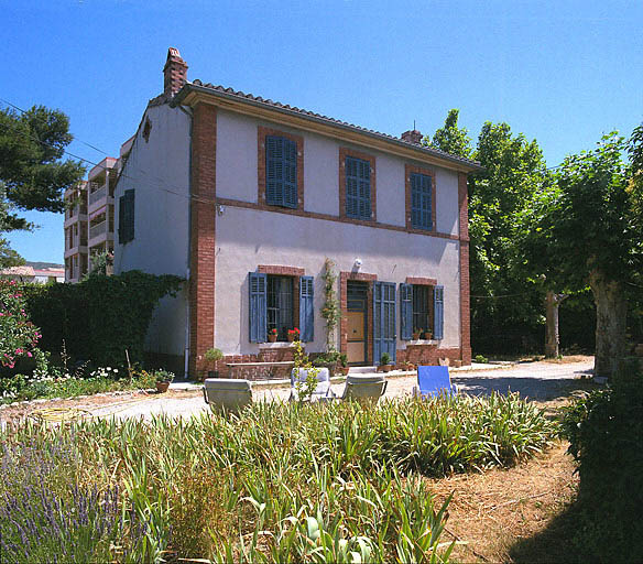 Vue générale de la façade et du jardin de la maison construite en 1855 pour Antoine Lombard, capitaine marin. ; Fig. 43 - Maison dite Villa Magali, traverse de la Sacomane (parcelle I 43), construite en 1855 pour Antoine Lombard, capitaine marin. Vue générale de la façade et du jardin.