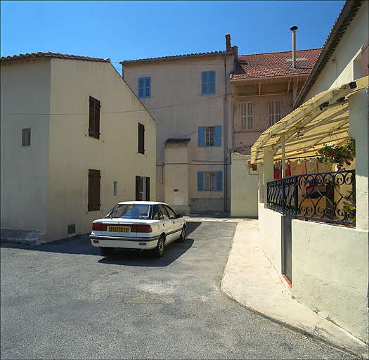 Fig. 54 - Impasse de la Sacomanne. Au fond, façade arrière de la Villa Myrta (parcelle I 239),