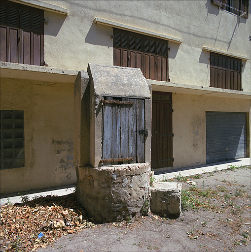Allée Sacoman, parcelle I 68 : vestiges de la tuilerie Amédée Pierre. Bâtiment nord de la parcelle 68 : puits accolé à la façade sur cour.