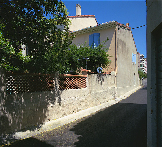 Fig. 15 - Maison, 7 plateau Sacoman (parcelle I 5). En 1819, une maison appartenant à Joseph Sacoman est attestée à cet endroit. La volumétrie de cette maison est plutôt 18e siècle, début 19e siècle. Vue générale de la façade et du jardin depuis l'angle plateau Sacoman-allée Sacoman.