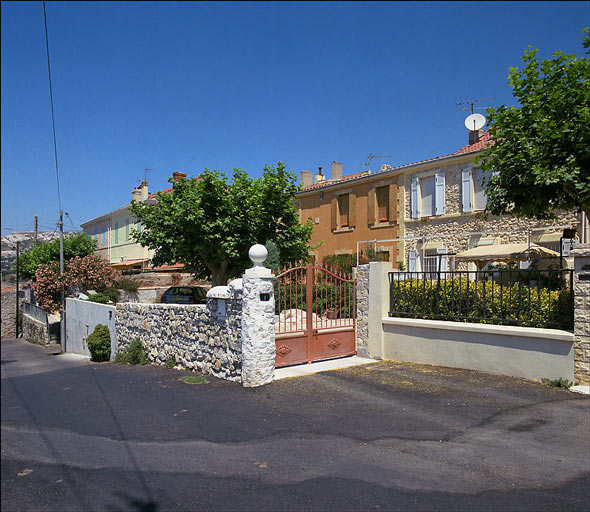 Fig. 17 - Maisons en série, plateau Sacoman (parcelles I 9 à 12). Vue d'ensemble des façades et jardins.