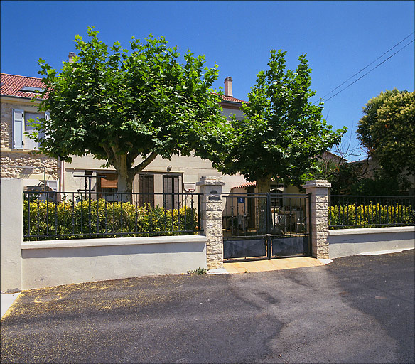 Fig. 16 - Maisons en série, plateau Sacoman (parcelles I 9 à 12). Vue d'ensemble des façades et jardins.