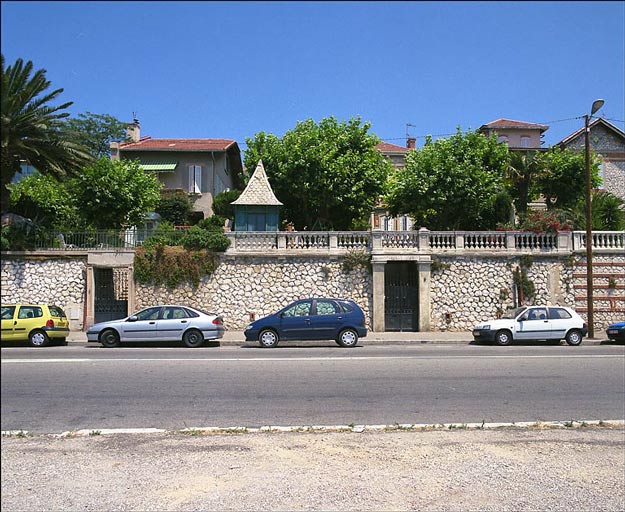Fig. 62 - Maisons, 4 - 6 Plage de l'Estaque (parcelles I 1, 2 et K 113). Vue générale des murs de soutènement et des jardin en contre-haut de la voie de villas balnéaires construites entre 1899 et 1914.