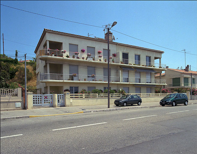 Immeuble, 730,732 chemin du Littoral (parcelles I 132). Immeuble de la Reconstruction, édifié vers 1953. Vue générale de la façade.