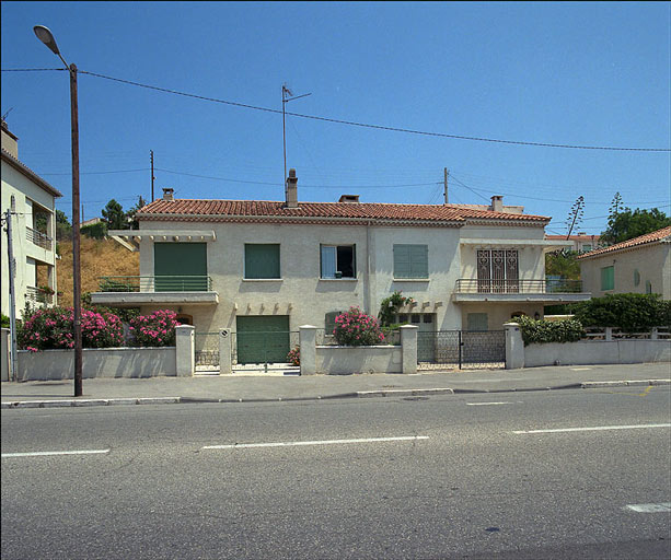 Fig. 77 - Maisons jumelles, 726 chemin du Littoral (parcelles I 135,134), construites en 1953. Vue générale de la façade. ; Fig. 77 - Maisons jumelles, 726 chemin du Littoral (parcelles I 135,134), construites en 1953. Vue générale de la façade. ; Fig. 77 - Maisons jumelles, 726 chemin du Littoral (parcelles I 135,134), construites en 1953. Vue générale de la façade.