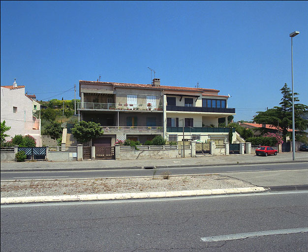 Fig. 33 - Immeuble, 710,712 chemin du Littoral (parcelles I 190, 191). Immeuble de la Reconstruction, édifié vers 1953. Vue générale de la façade. ; Immeuble, 710,712 chemin du Littoral (parcelles I 190, 191). Immeuble de la Reconstruction, édifié vers 1953. Vue générale de la façade. ; Fig. 33 - Immeuble, 710,712 chemin du Littoral (parcelles I 190, 191). Immeuble de la Reconstruction, édifié vers 1953. Vue générale de la façade.