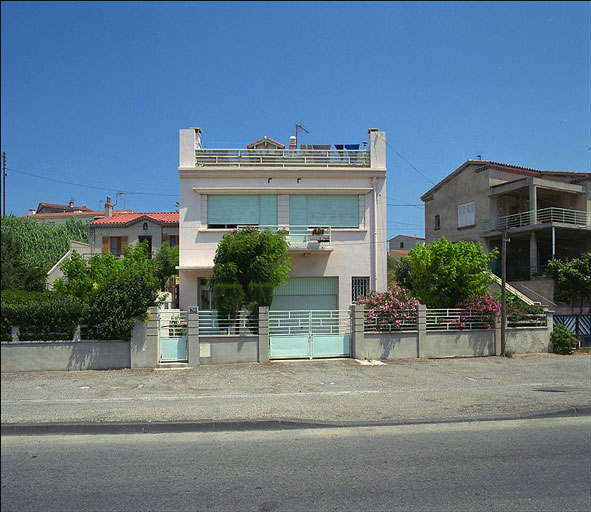 Fig. 74 - Maison individuelle, 714 chemin du Littoral (parcelle I 141), construite en 1951 par l'architecte Mouton. Vue générale de la façade. ; Fig. 74 - Maison individuelle, 714 chemin du Littoral (parcelle I 141), construite en 1951 par l'architecte Mouton. Vue générale de la façade. ; Fig. 74 - Maison individuelle, 714 chemin du Littoral (parcelle I 141), construite en 1951 par l'architecte Mouton. Vue générale de la façade.