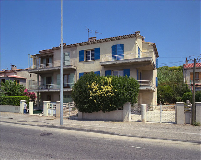Fig. 34 - Immeuble, 718,720 chemin du Littoral (parcelle I 138). Immeuble de la Reconstruction, édifié vers 1953. Vue générale de la façade. ; Immeuble, 718,720 chemin du Littoral (parcelle I 138). Immeuble de la Reconstruction, édifié vers 1953. Vue générale de la façade.