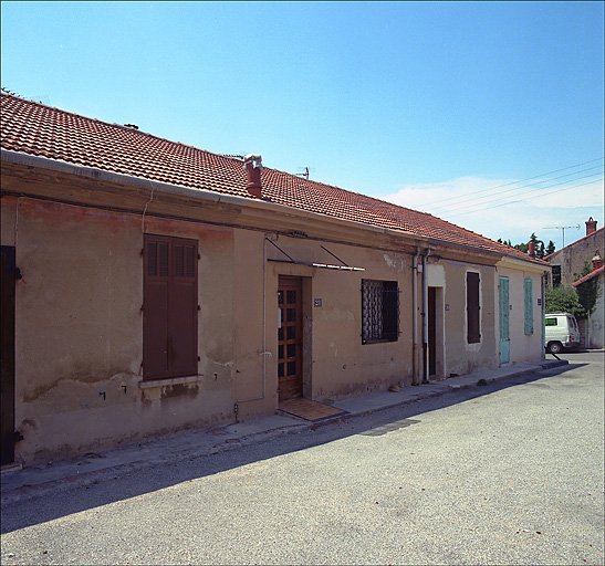 Fig. 24 - Maisons, 24-30 traverse Jeannette (parcelles I 179, 15, 16), construites entre 1891 et 1910. Elles comptent chacune une porte et une fenêtre en façade.