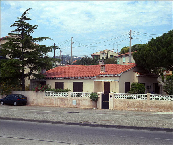 Fig. 76 - Maison individuelle, 708 chemin du Littoral (parcelle I 144), construite en 1953. Vue générale de la clôture, du jardin et de la façade. ; Fig. 76 - Maison individuelle, 708 chemin du Littoral (parcelle I 144), construite en 1953. Vue générale de la clôture, du jardin et de la façade. ; Fig. 76 - Maison individuelle, 708 chemin du Littoral (parcelle I 144), construite en 1953. Vue générale de la clôture, du jardin et de la façade.
