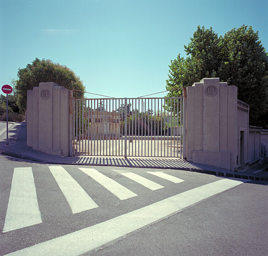 Angle du boulevard de la Falaise et de la rue du Liban, portail donnant accès à une propriété d'EDF.